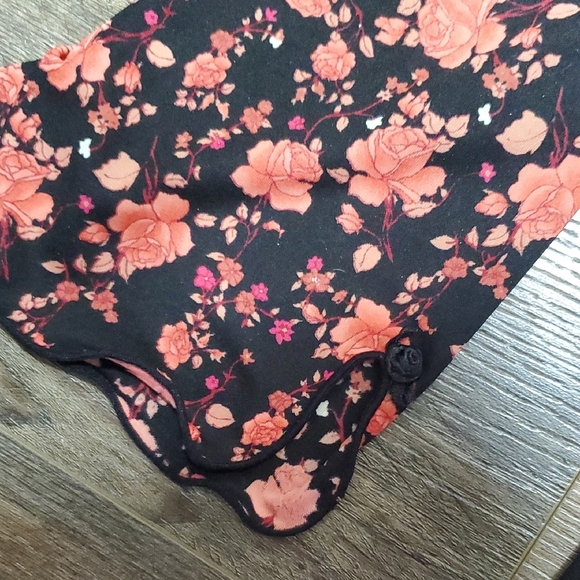 Que Pink and Black Floral Rose Lightweight V-Neck 3/4 Sleeve Nightie - Picture 4 of 9